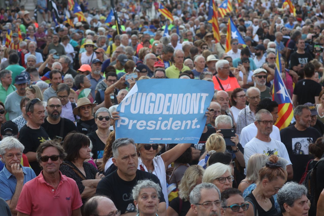 Un cartell de 'Puigdemont, president' a l'Arc de Triomf