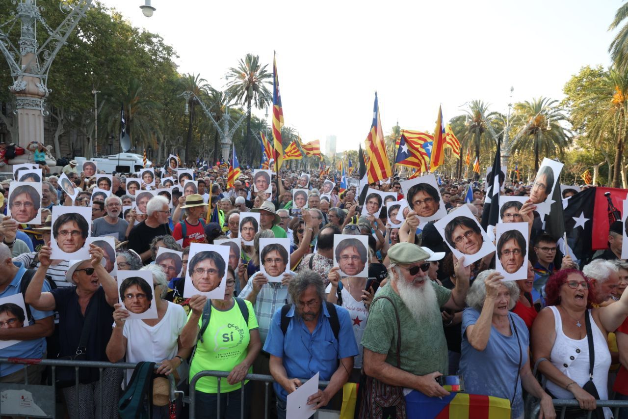 Manifestants amb la cara de Puigdemont a Arc de Triomf