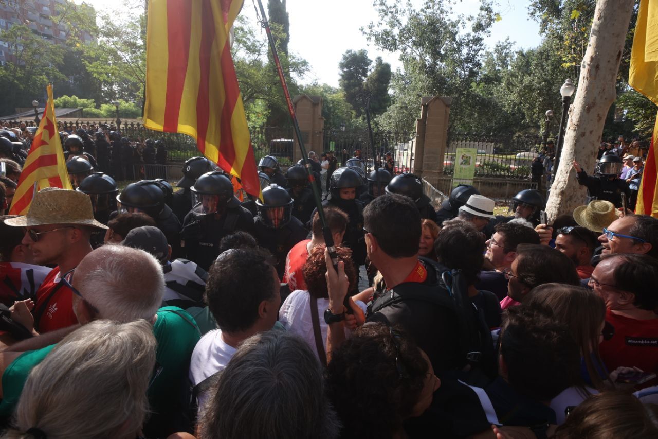 Antiavalots actuen a les portes del Parlament