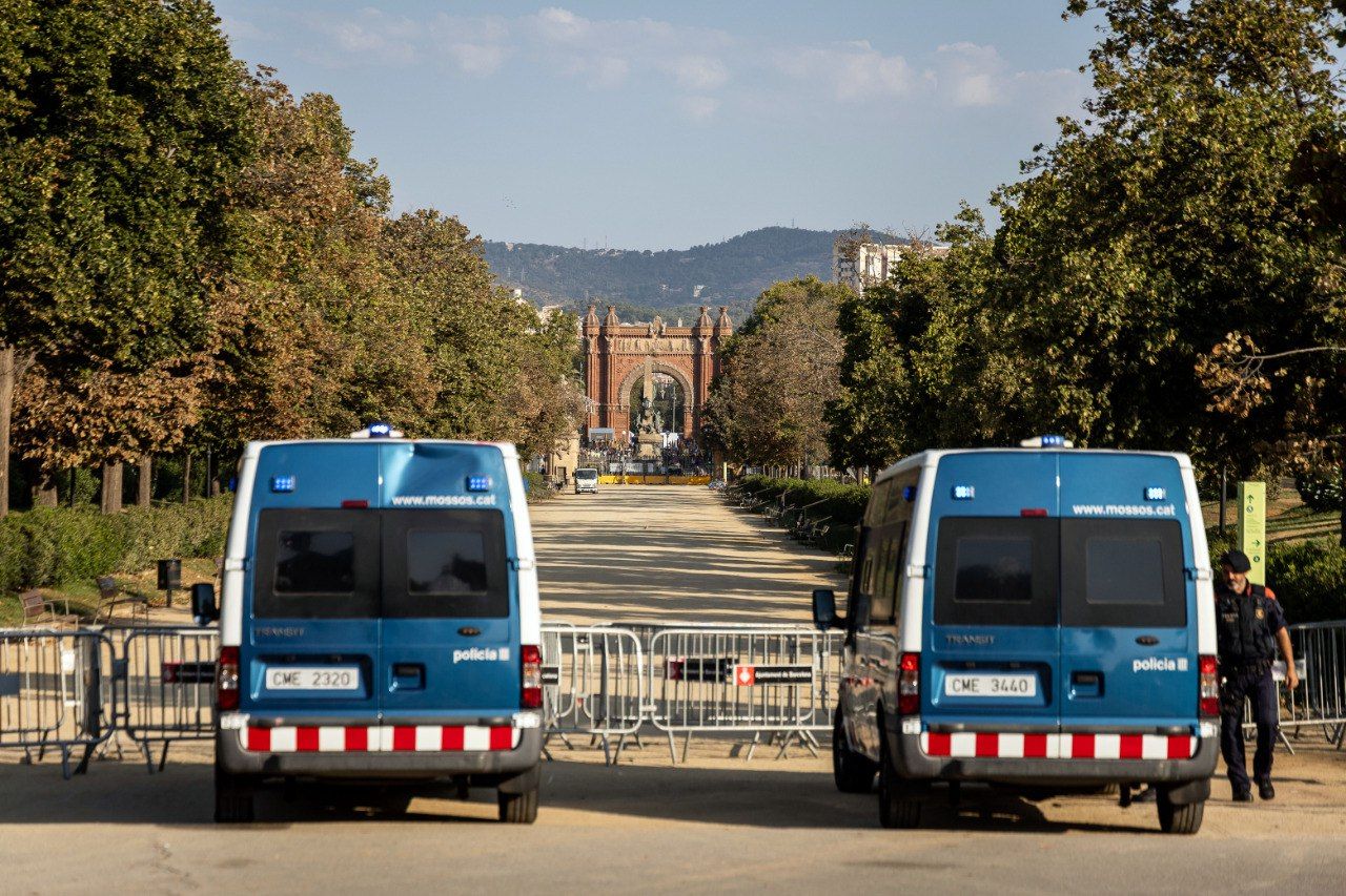 Dos furgons dels Mossos a les portes del Parlament