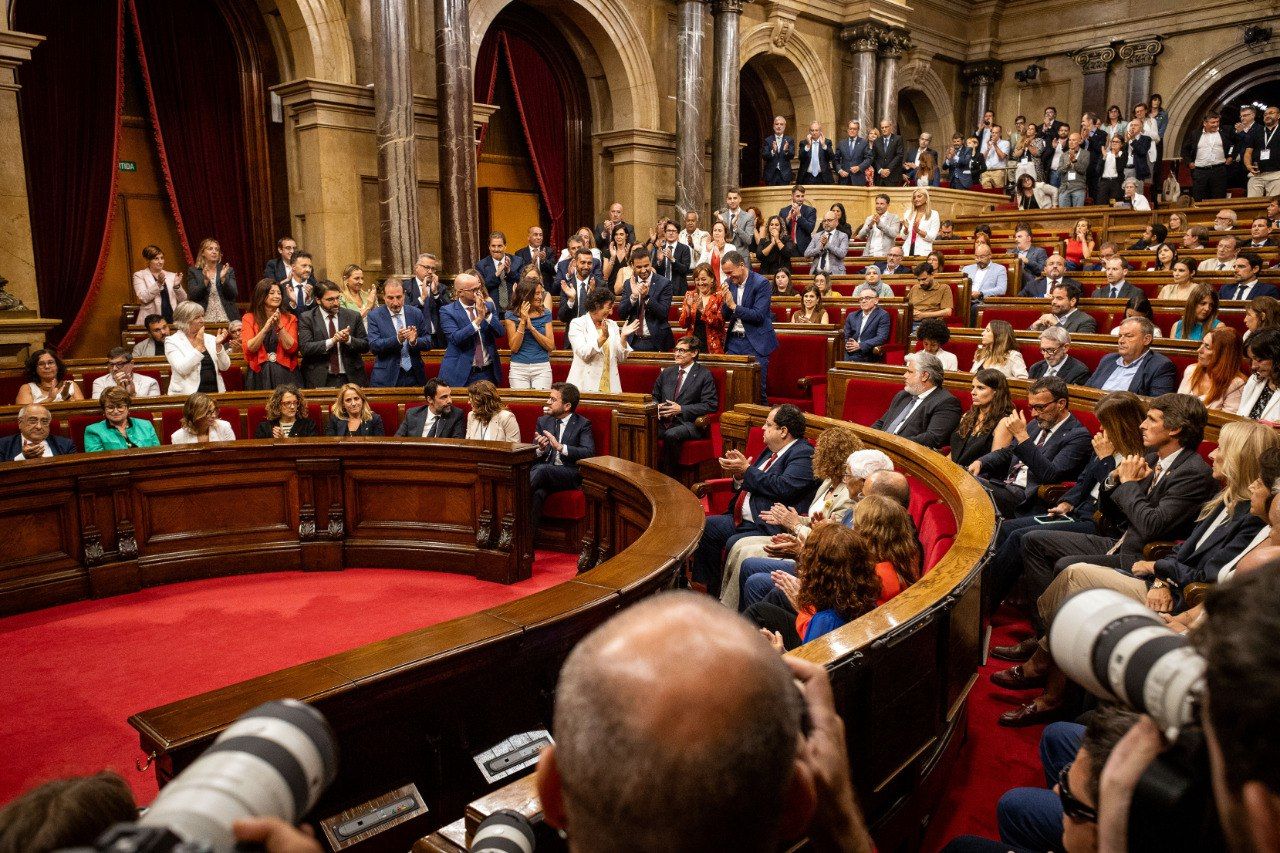 Els diputats aplaudeixen Salvador Illa després d'haver sigut investit president de la Generalitat.