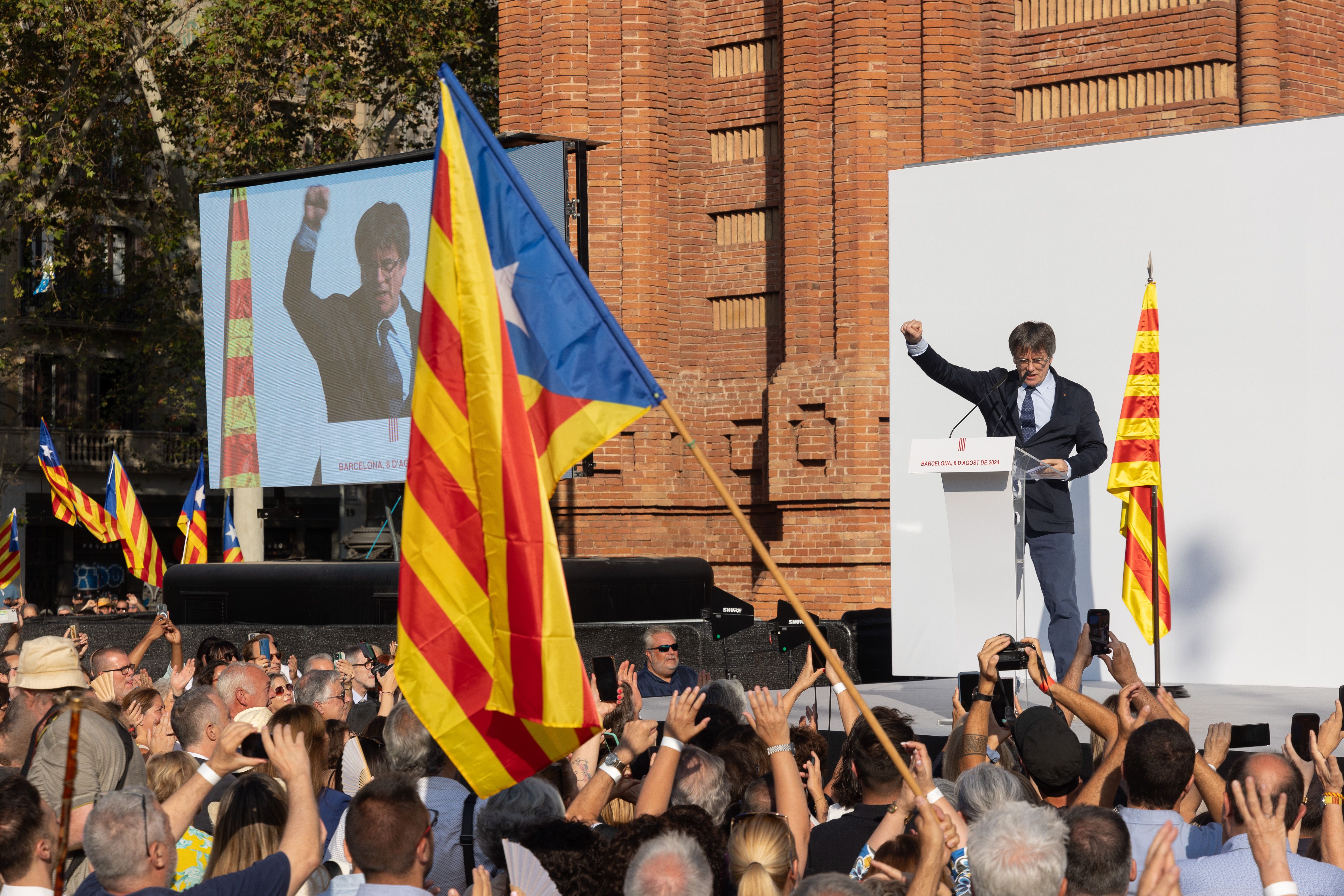 Concentració multitudinària per rebre Carles Puigdemont al Passeig de Lluís Companys, Arc del triomf, estelada, jordi turull 