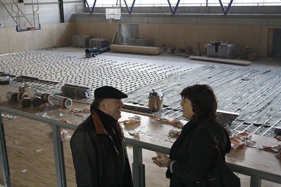 Teresa Jordà i Ramon Serra conversant en el nou pavelló de Ripoll.