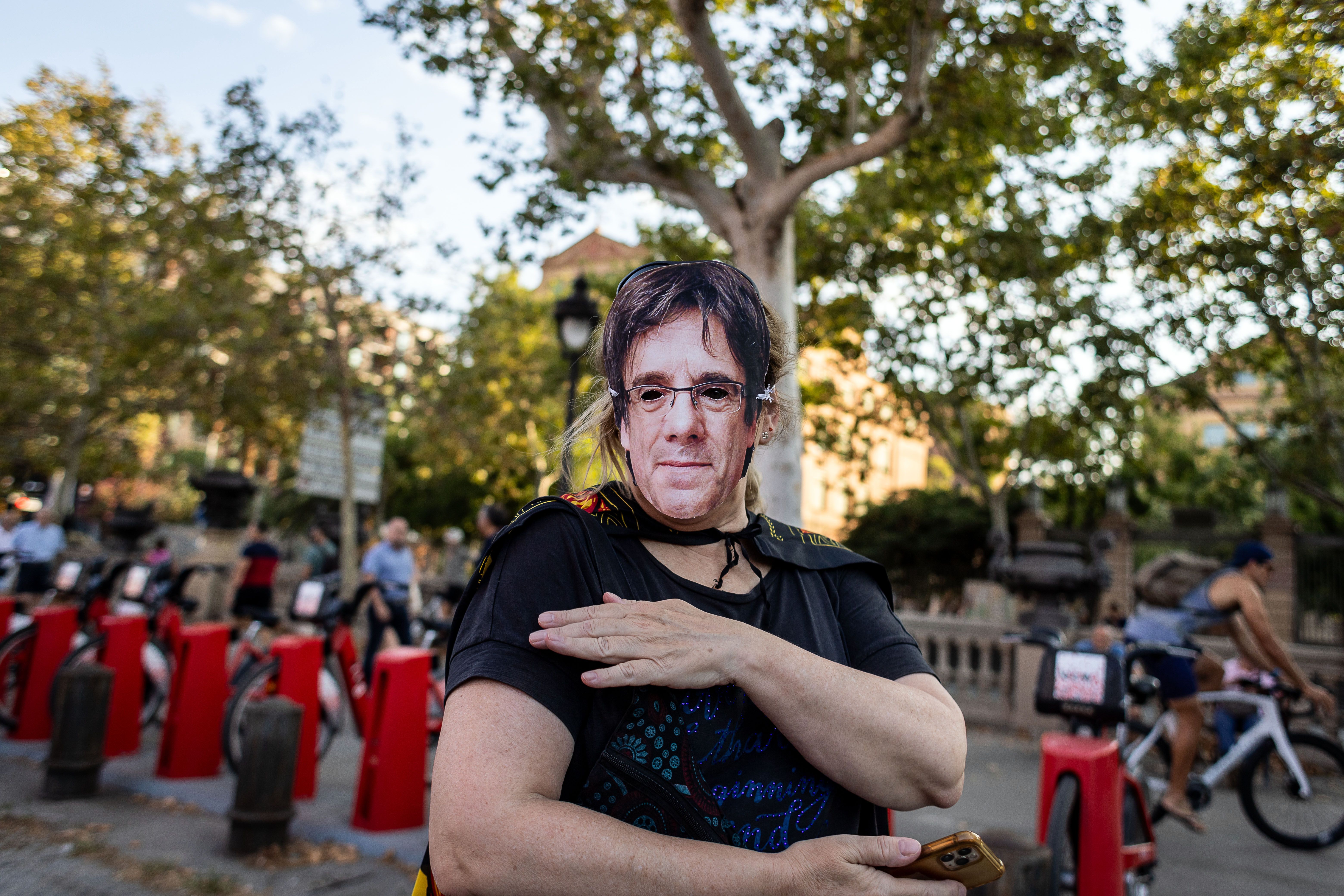 Un manifestant, amb la careta de Carles Puigdemont.