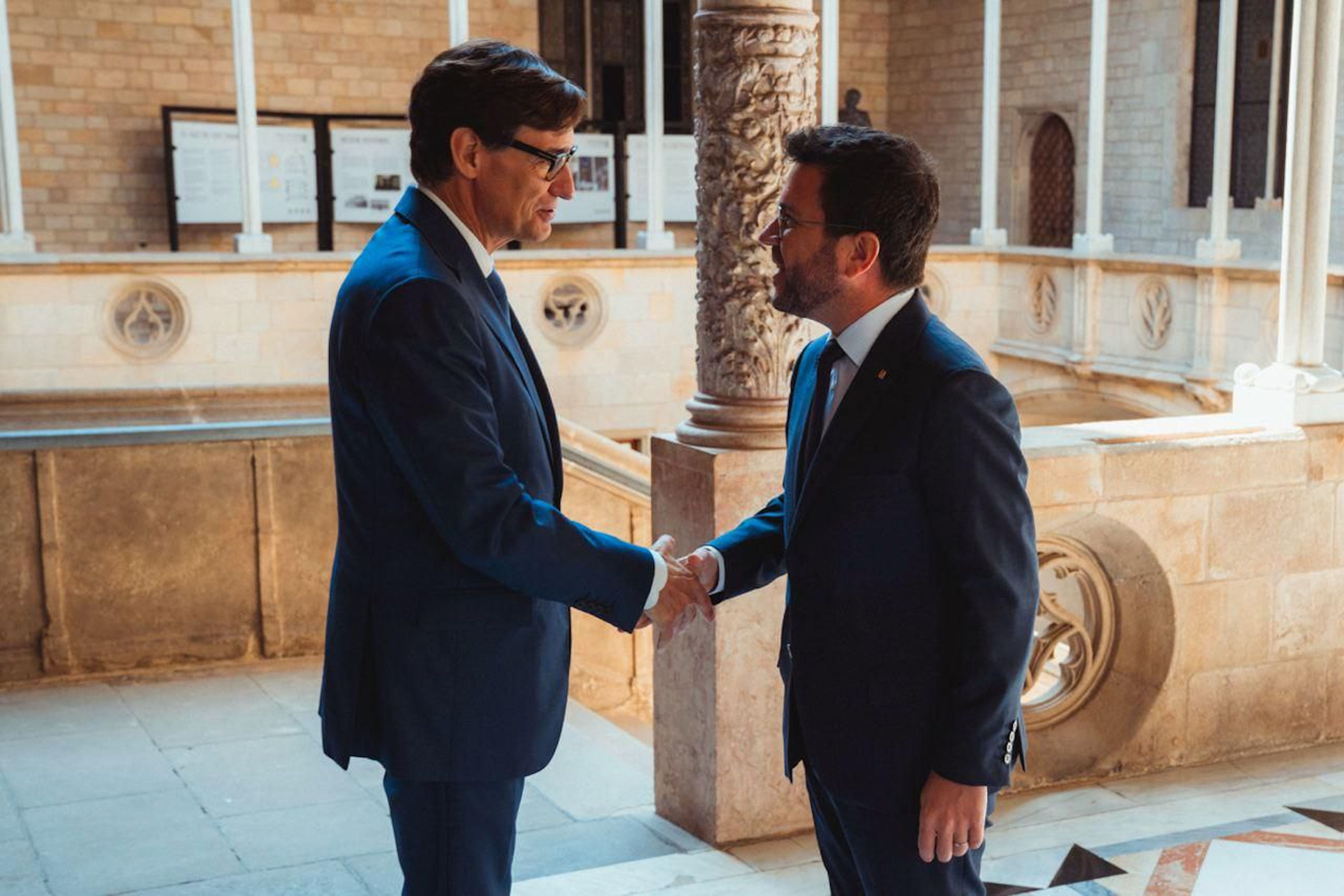 Illa i Aragonès fan el traspàs de carpetes al Palau de la Generalitat