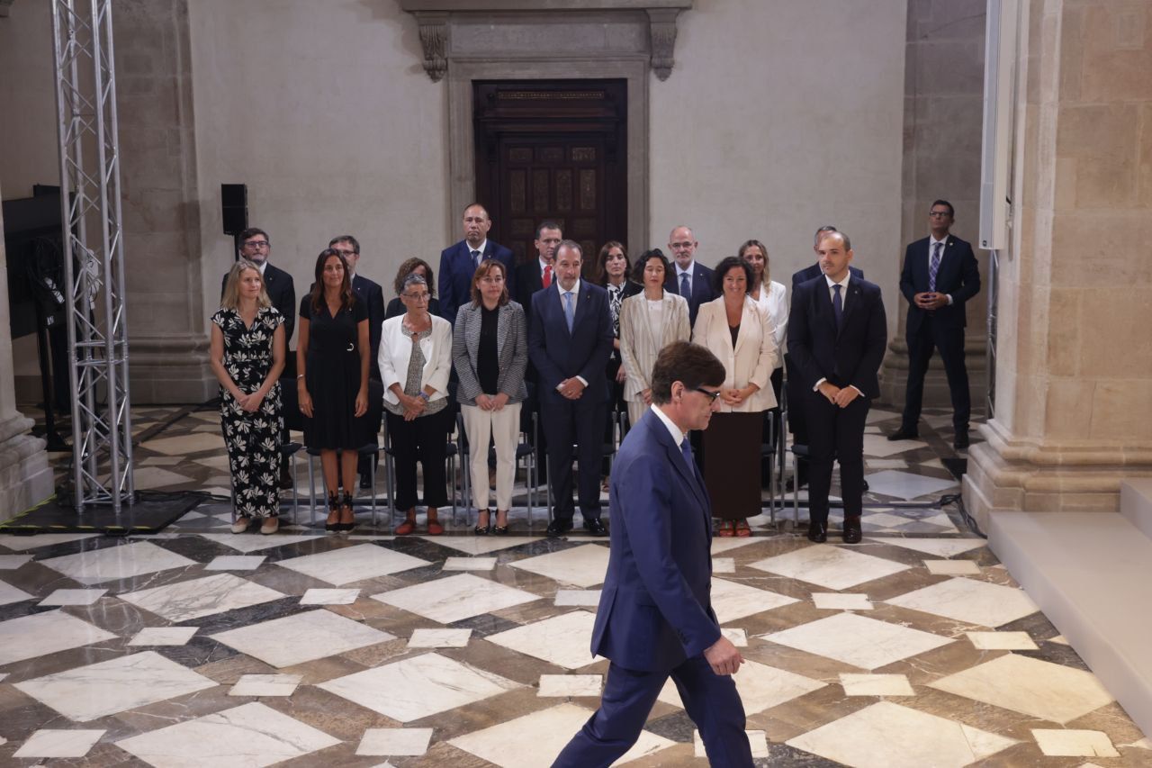 El president de la Generalitat, Salvador Illa, durant la presa de possessió dels nous consellers.