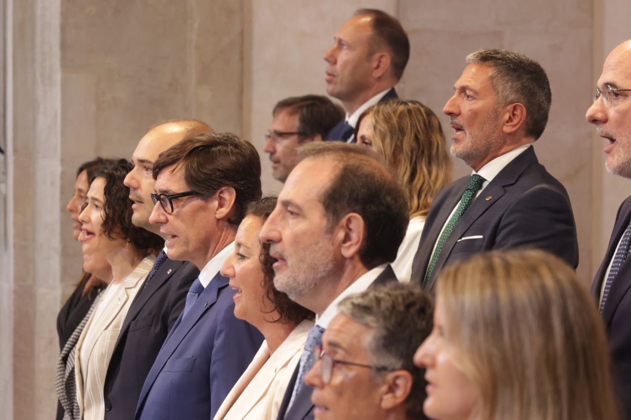 Els consellers d'Illa canten Els Segadors aquest dilluns al Saló Sant Jordi de Palau