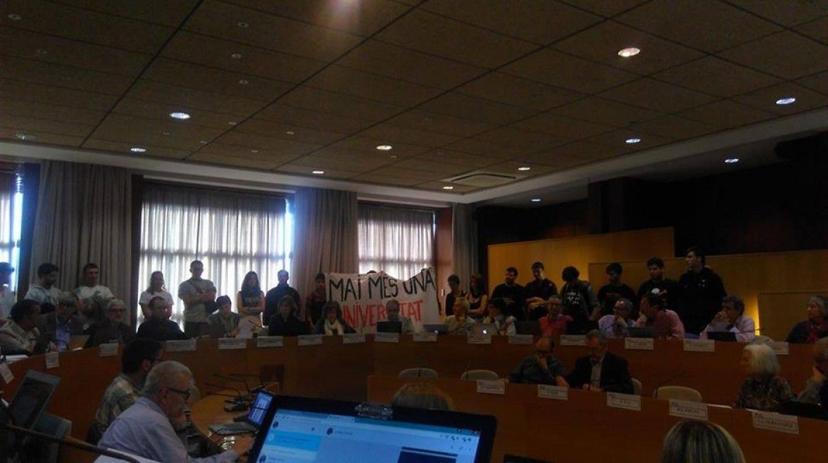 Els estudiants irrompen al Consell de Govern de la UAB