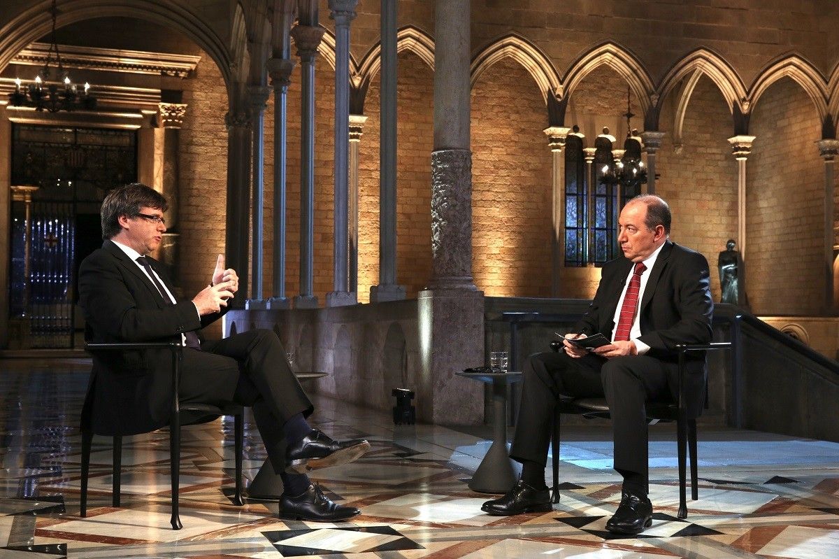 El president de la Generalitat, Carles Puigdemont, durant l'entrevista amb Vicent Sanchis