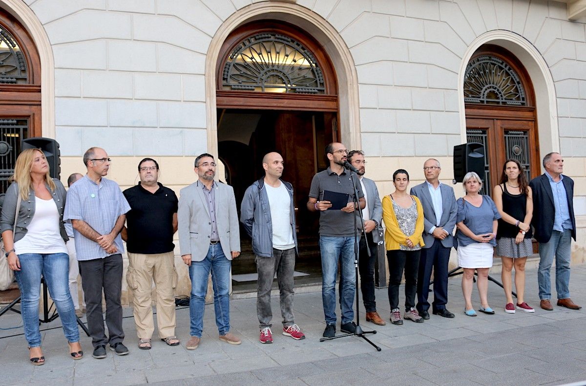 Maties Serracant, en l'acte d'aquest dimecres, amb els regidors de l'Ajuntament