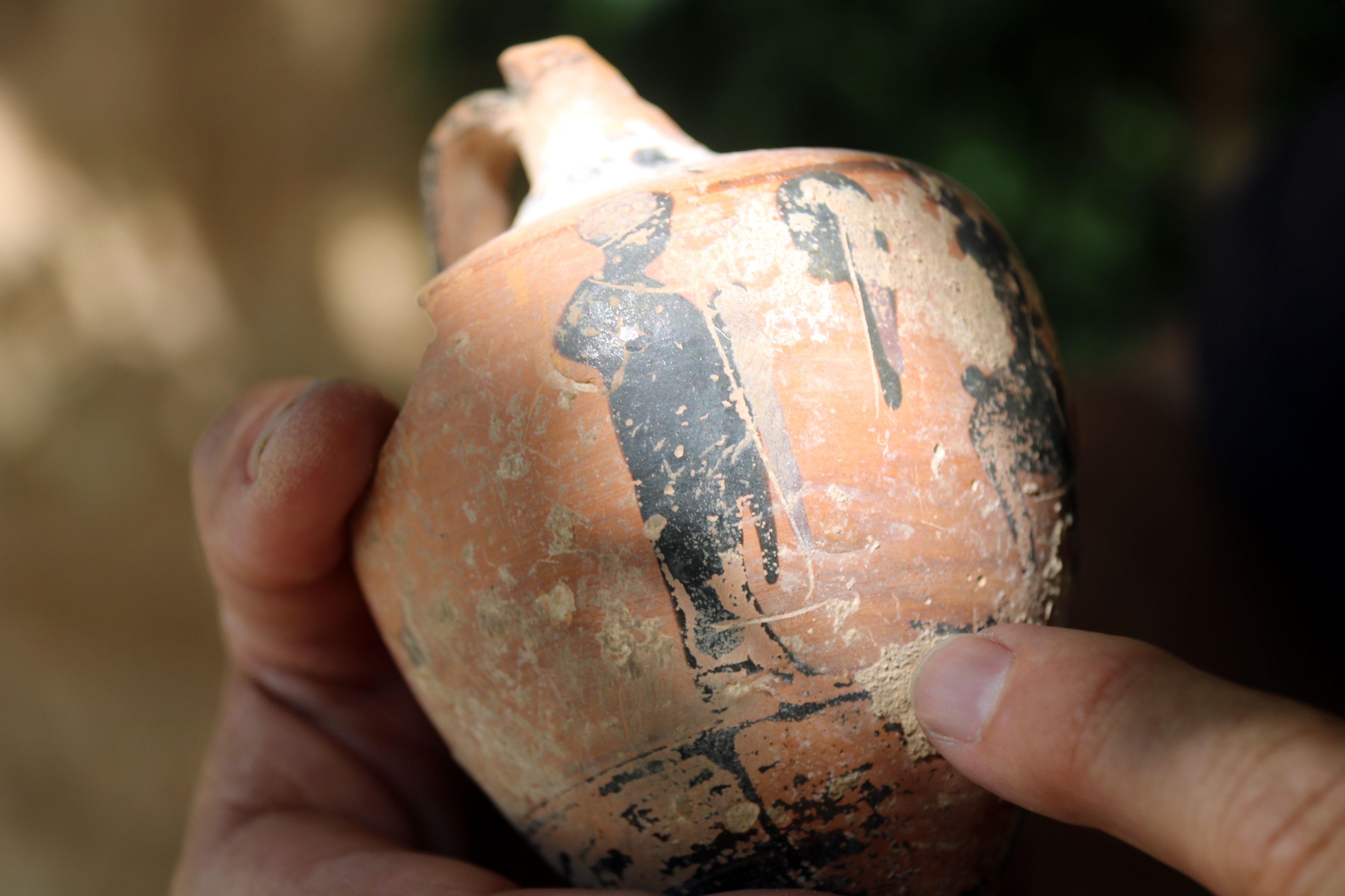 Detall d'una de les siluetes que acompanyen la figura del corredor i que apareixen a la troballa del segle VI aC feta al jaciment d'Empúries