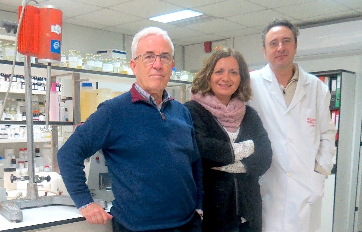 Manel Lavega i Marina Llobet, propietaris de Proquimia, i Joan Serra, Director General