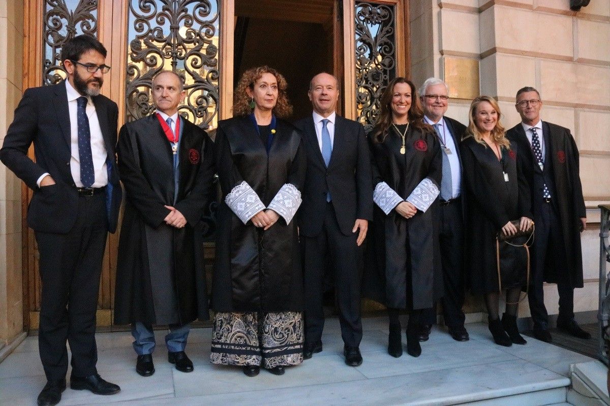 La consellera Ester Capella, el ministre Juan Carlos Campo i la degana de l'ICAB, Maria Eugènia Gay,  a la sessió solemne de l'ICAB