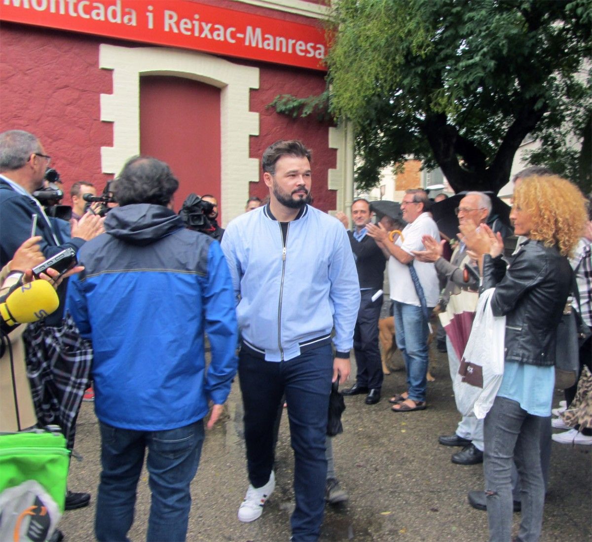 Rufián arribant en Rodalies a l'estació de Montcada i Reixac-Manresa