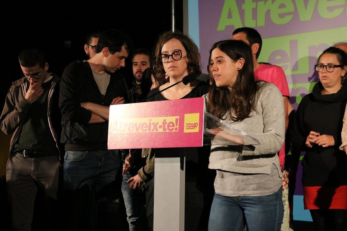Anna Saliente i altres polítics de la CUP, aquest diumenge a la nit a Barcelona.