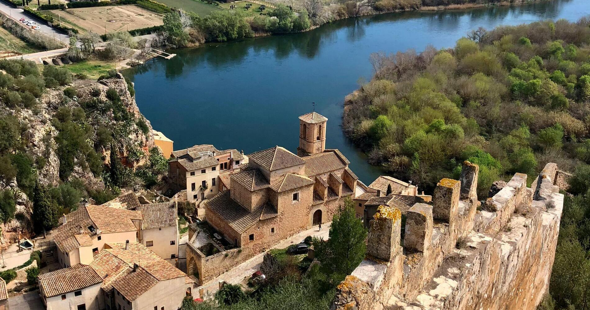 Vistes de Miravet, a tocar de l'Ebre, des del castell templer