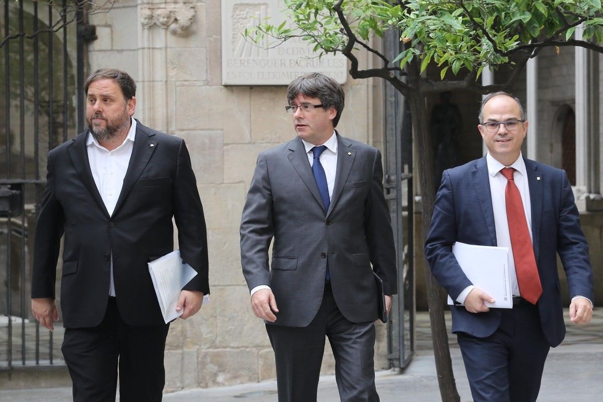 Carles Puigdemont, Oriol Junqueras i Jordi Turull es dirigeixen a la reunió del Govern del 19 de setembre