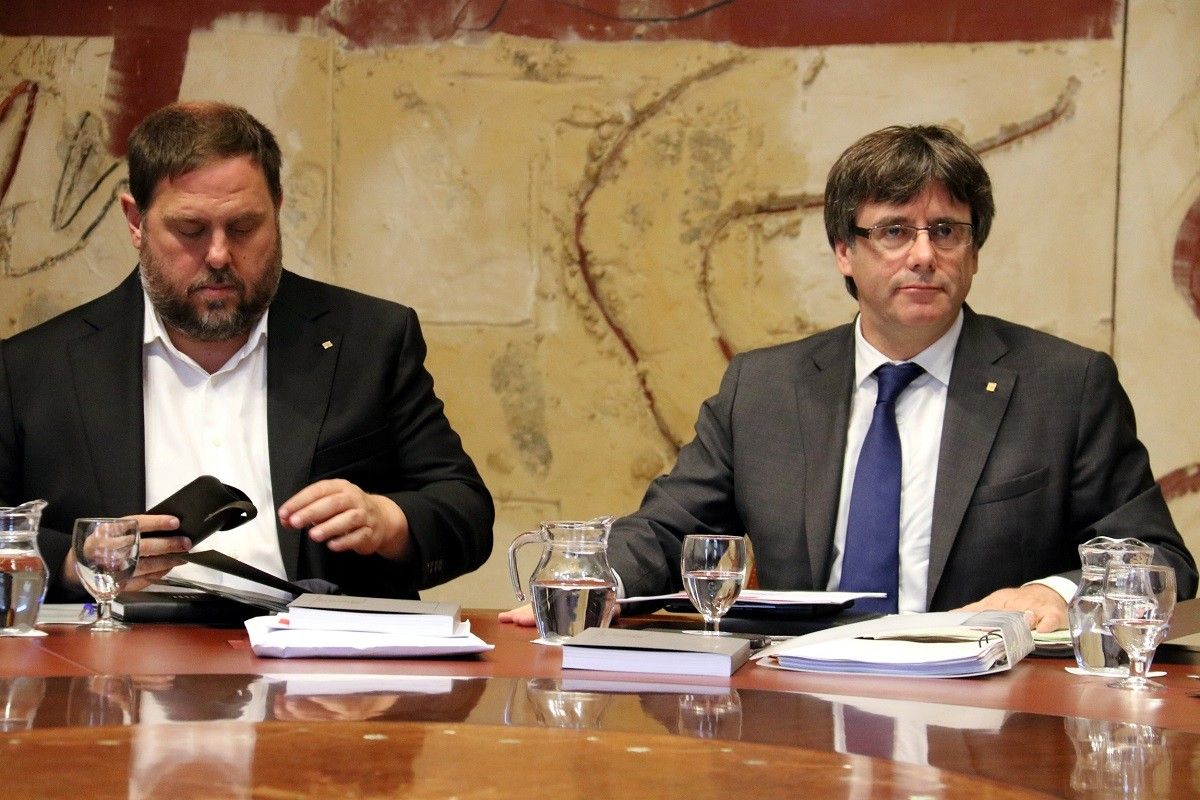 Carles Puigdemont i Oriol Junqueras, durant la reunió del Govern del 19 de setembre