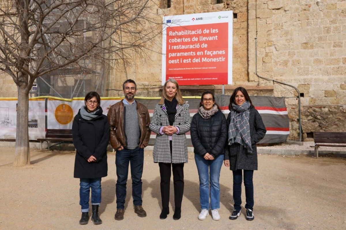 Imatge de la roda de premsa a la façana est del Monestir