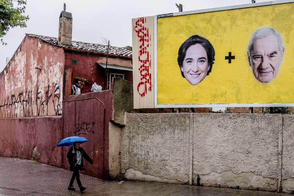 Els rostres d'Ada Colau i Ernest Maragall, pintats en un panell publicitari a Barcelona.