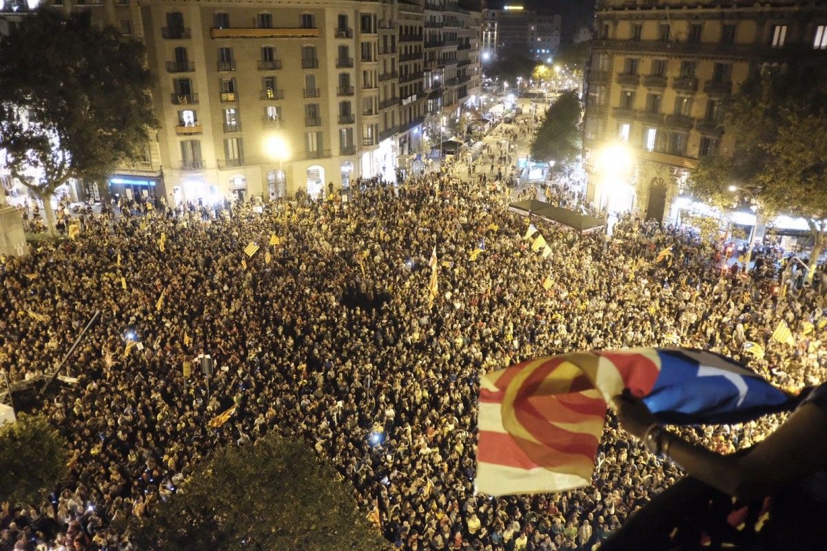 El centre de Barcelona es va omplir de gent aquest dimecres suport a l'1-O