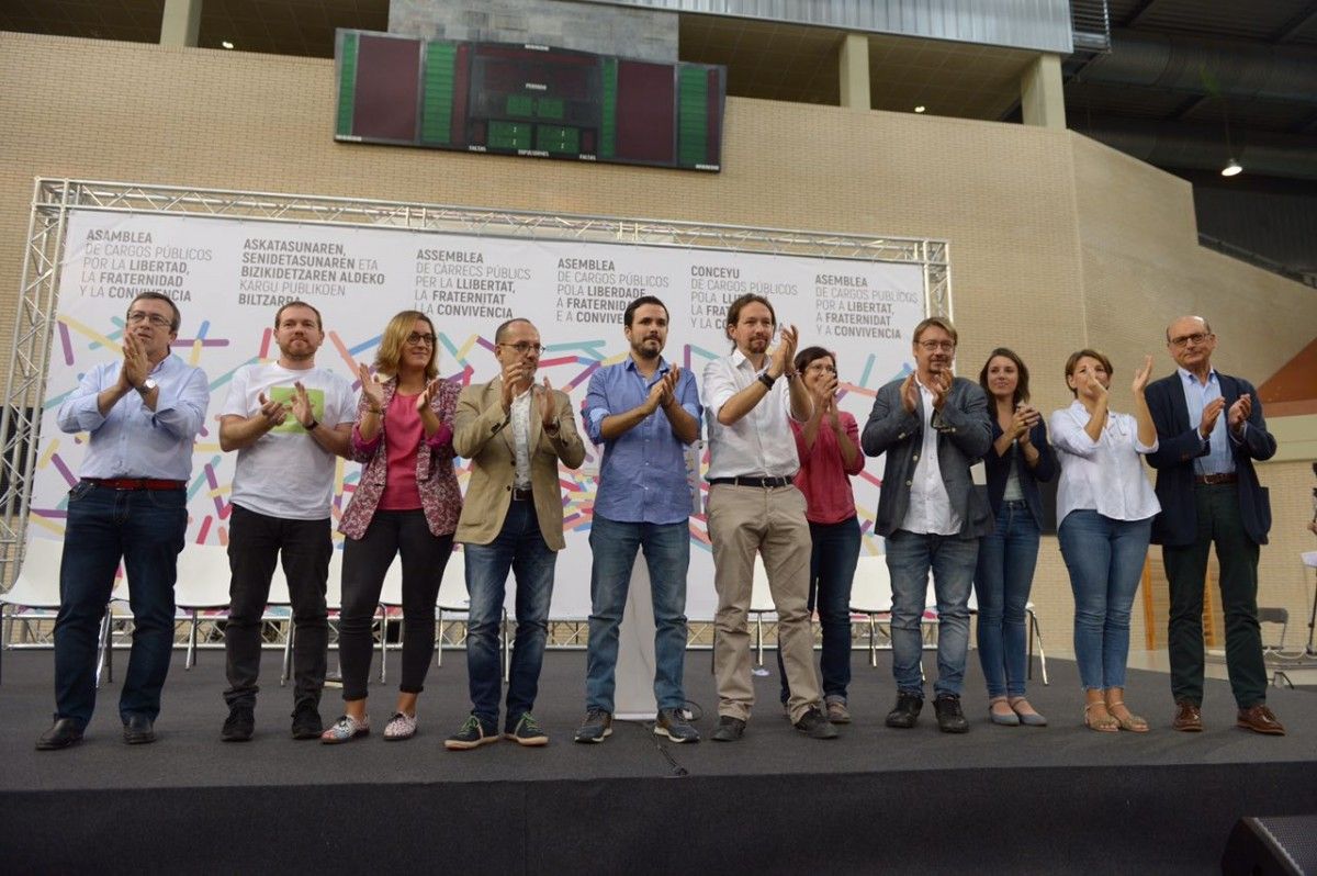 Pablo Iglesias i Xavier Domènech amb altres dirigents a l'assemblea d'electes de Saragossa