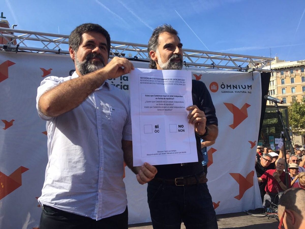 Jordi Sànchez i Jordi Cuixart, mostrant una papereta de votació de l'1-O.