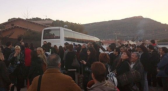 Els passatgers esperen que arribin els autobusos a Sant Martí de Centelles, on s'ha produït una mica de caos.
