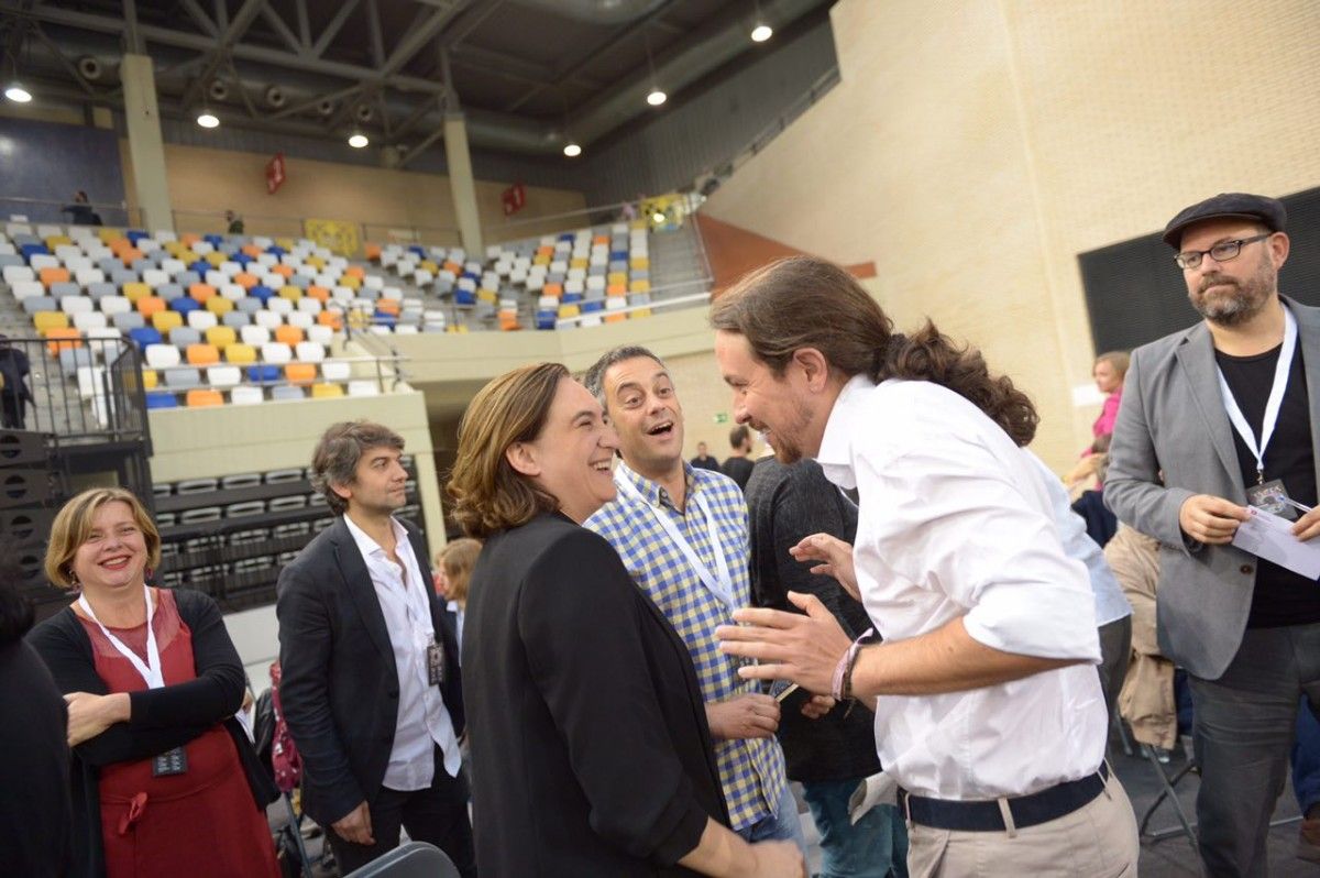 Ada Colau conversa amb Pablo Iglesias a l'assemblea d'electes a Saragossa