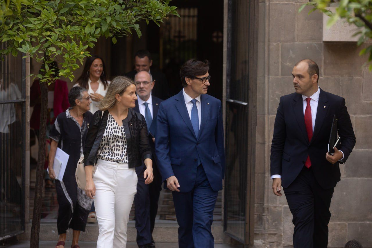 Salvador Illa, acompanyats dels seus consellers abans de la primera reunió del consell executiu