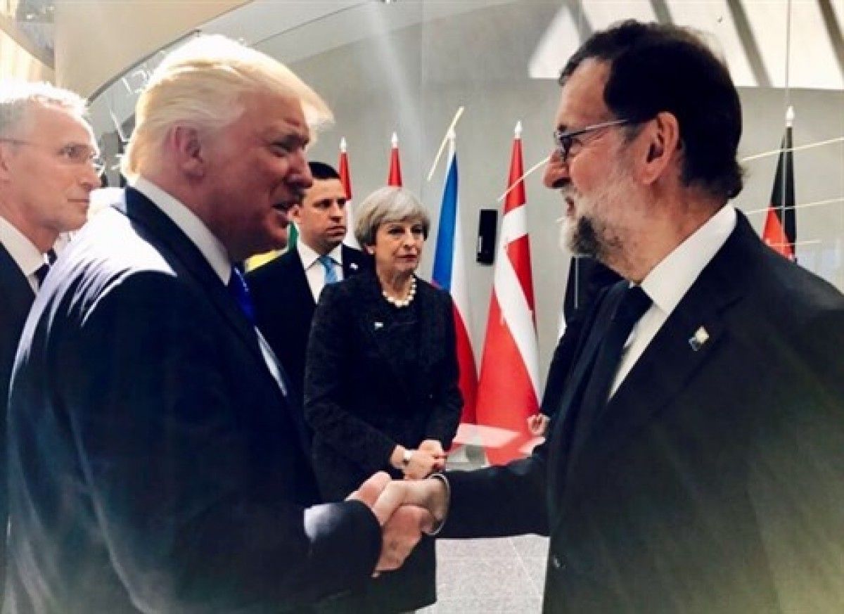 Trump i Rajoy se saluden en la cimera de l'OTAn del maig pasat. 