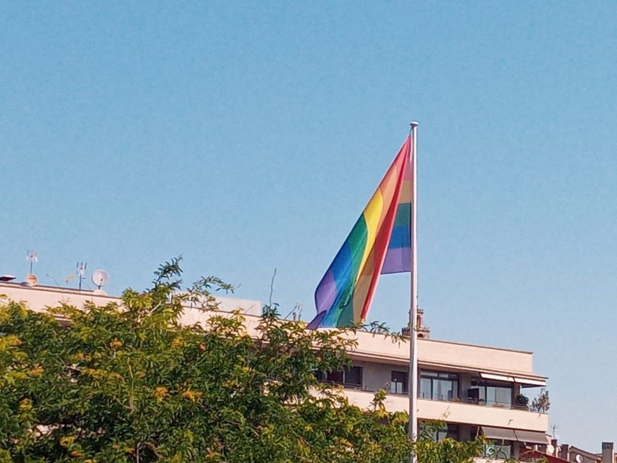 La bandera irisada onejarà al màstil de la plaça de la Vila durant els propers dies