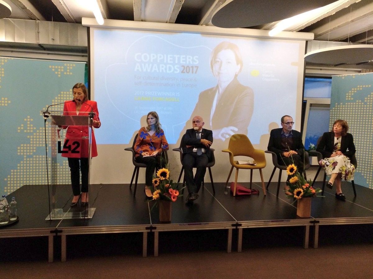 Carme Forcadell, amb Jill Evans, Jan Peumans i Xavier Macias, en el moment de rebre el premi a Brussel·les
