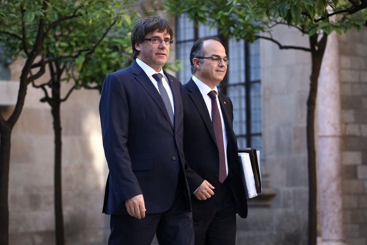 Carles Puigdemont i Jordi Turull es dirigeixen a la reunió del Govern del 26 de setembre del 2017
