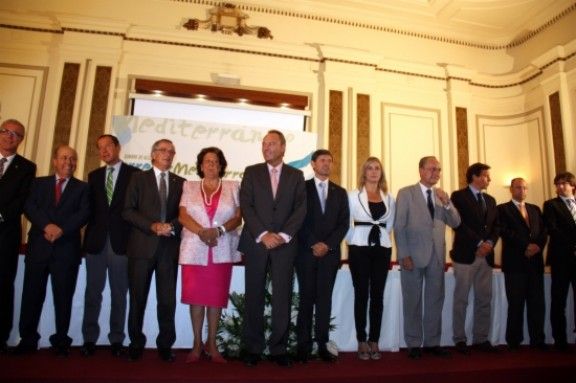 Fotografia de família dels dotze alcaldes de l'eix mediterrani que han participat en la cimera, presidida pel president valencià, Alberto Fabra.