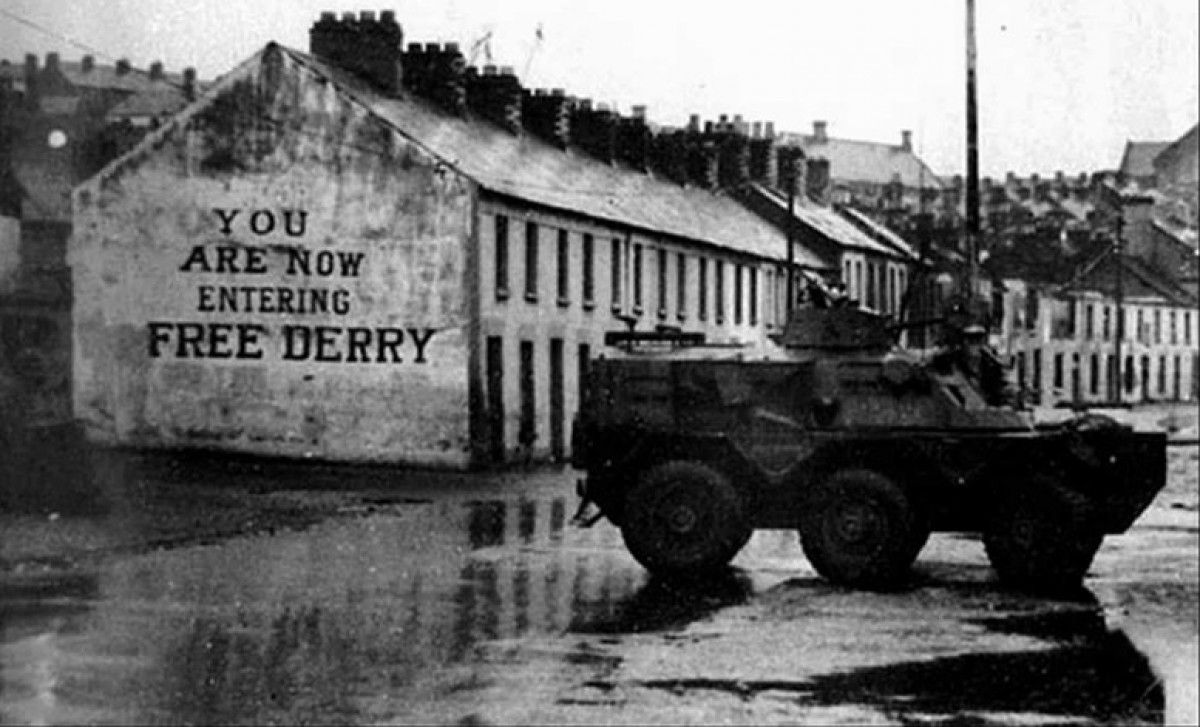 Els tancs de l’exèrcit britànic ocupen el barri del Bogside durant l’Operació Motorman el 1972