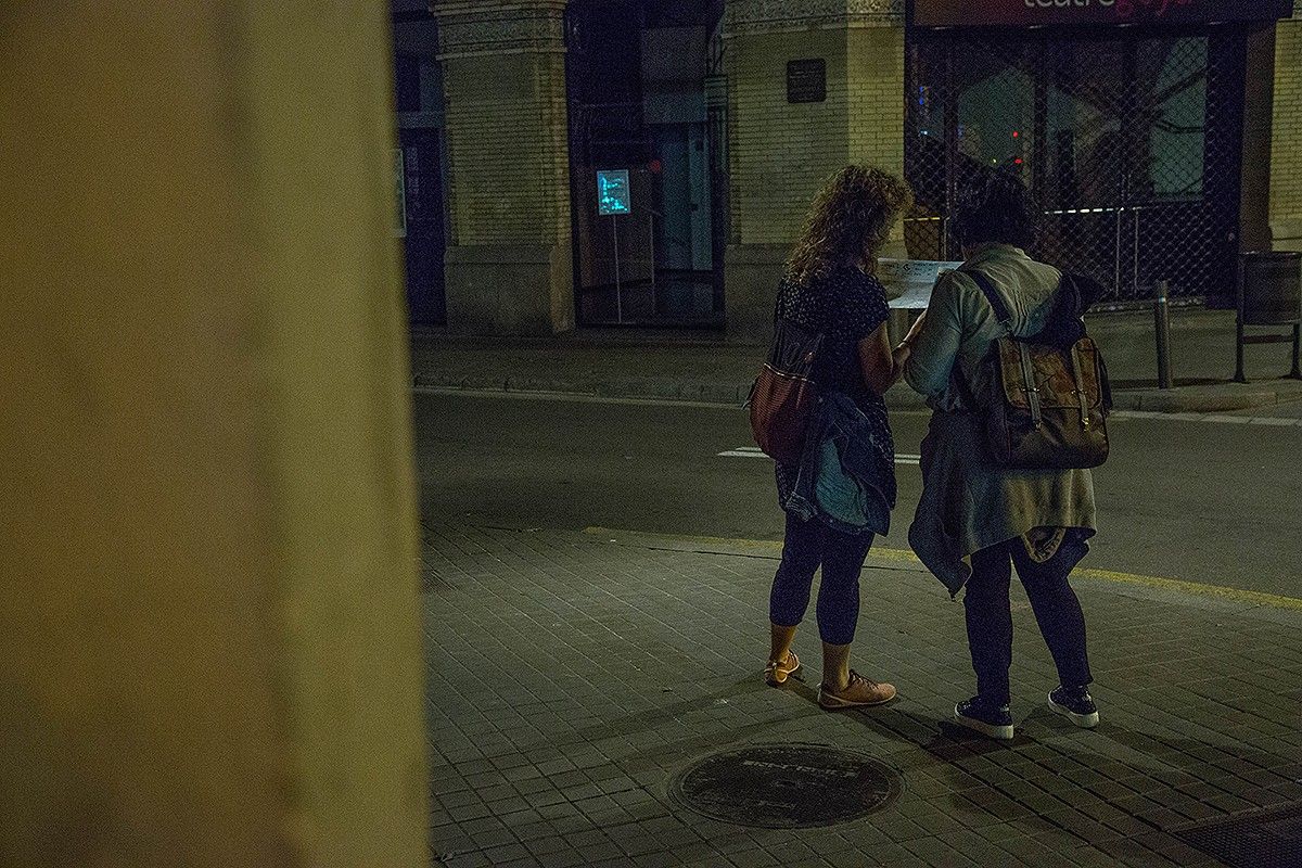 Dues dones fan un recompte de persones sense llar a Barcelona