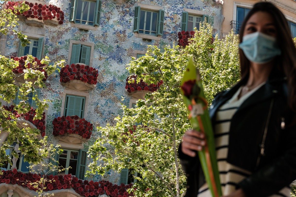 La façana de la Casa Batlló adornada per Sant Jordi