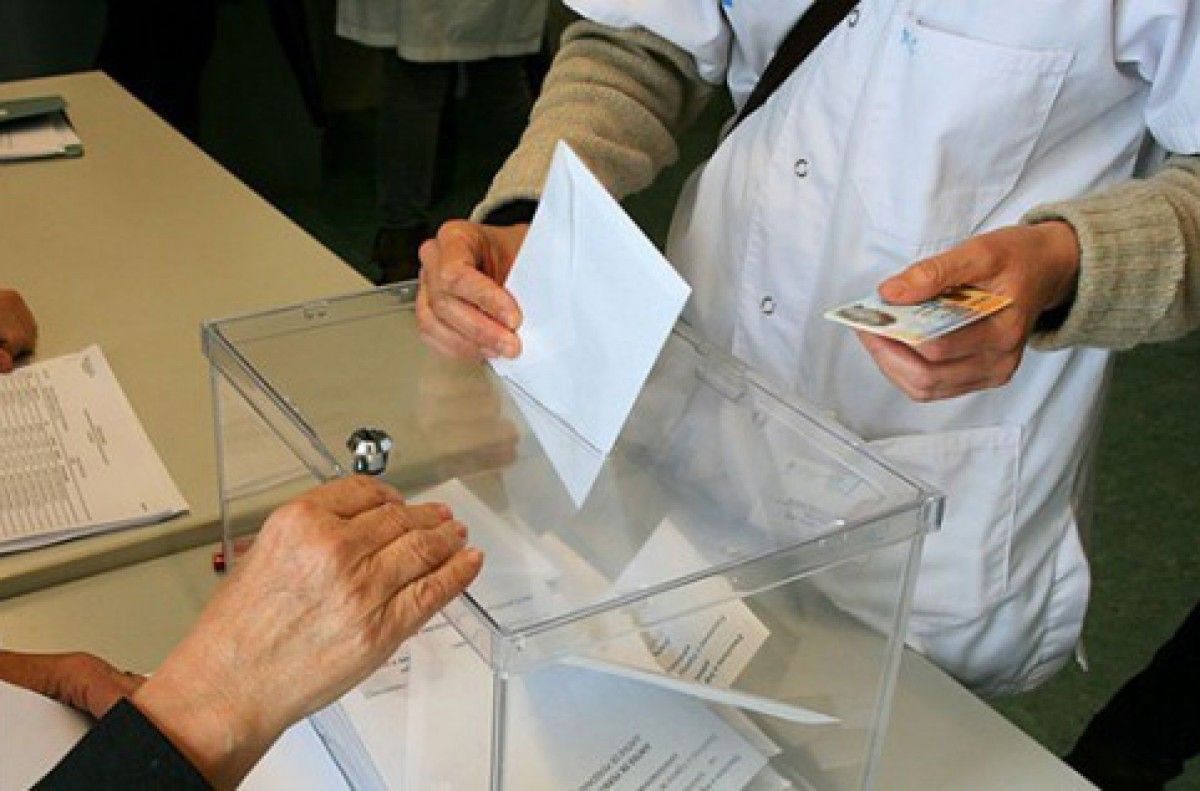 Un votant en un col·legi electoral