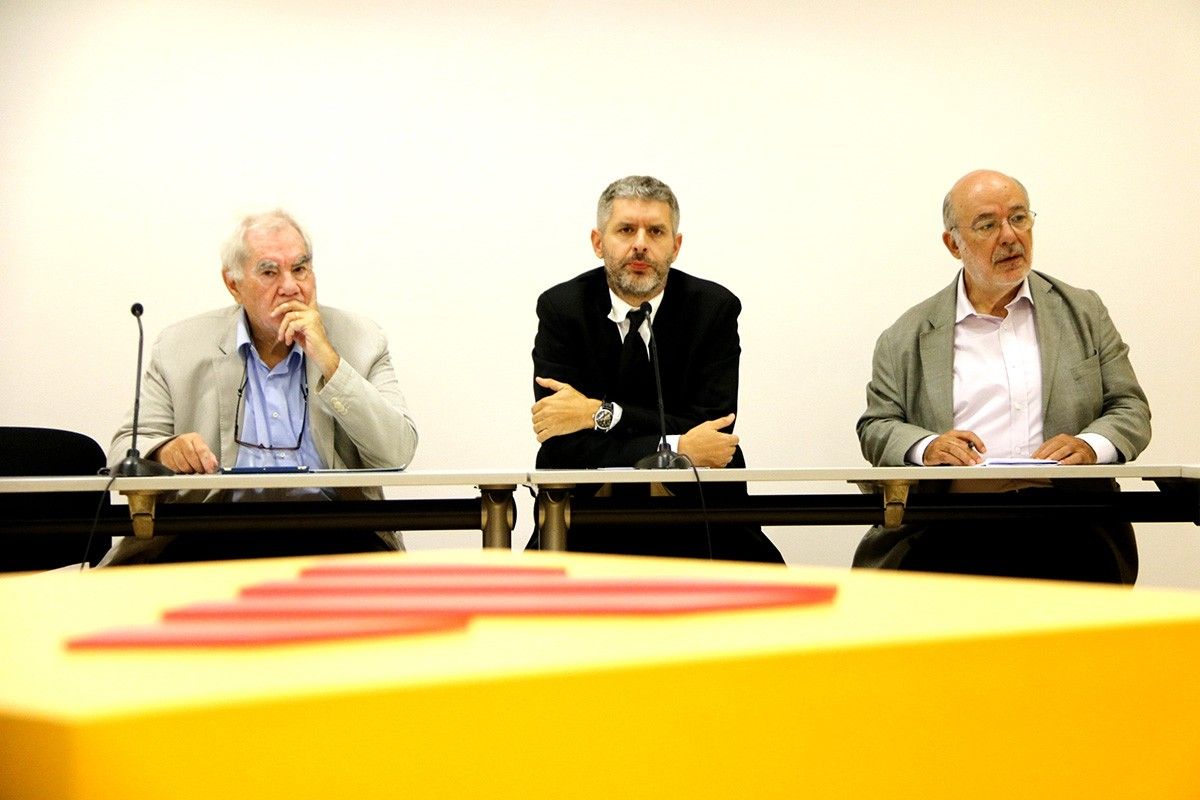 Josep Maria Terricabras i Ernest Maragall amb l'advocat Andreu Van den Eynde, a la seu d'ERC.