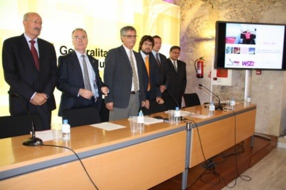Els representants de l'Agi amb els responsables de la companyia Wizzair -a la dreta de la imatge- que ha començat la ruta Girona-Kiev.