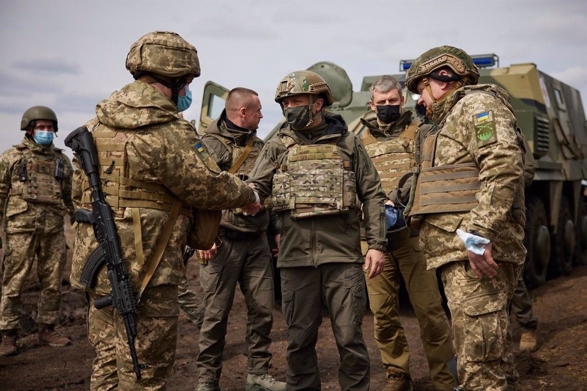 El president ucraïnès, Volodimir Zelenski, en una visita a les tropes.