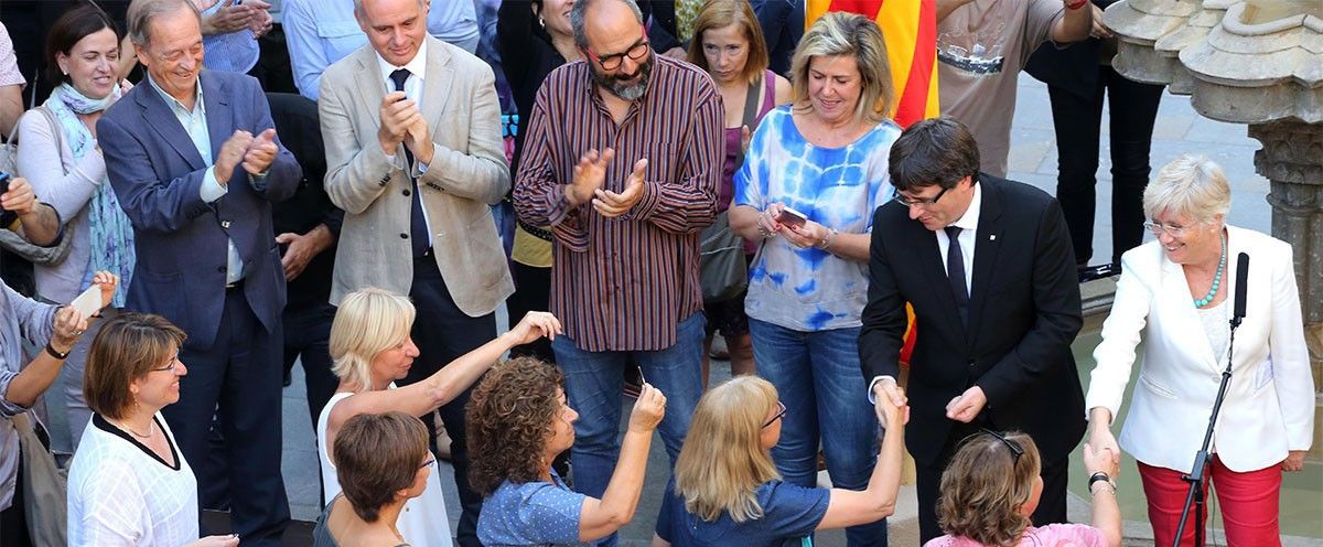 Directors d'escoles i instituts entregant simbòlicament claus a Carles Puigdemont