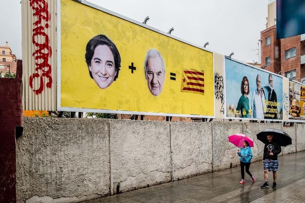 Els rostres d'Ada Colau i Ernest Maragall, en un panell publicitari a Barcelona.