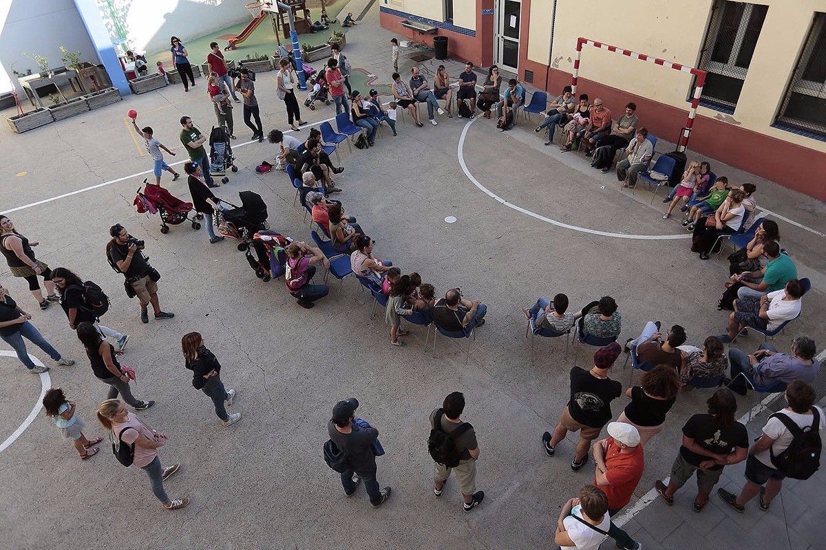 Mobilització a una escola de Sants per garantir el referèndum