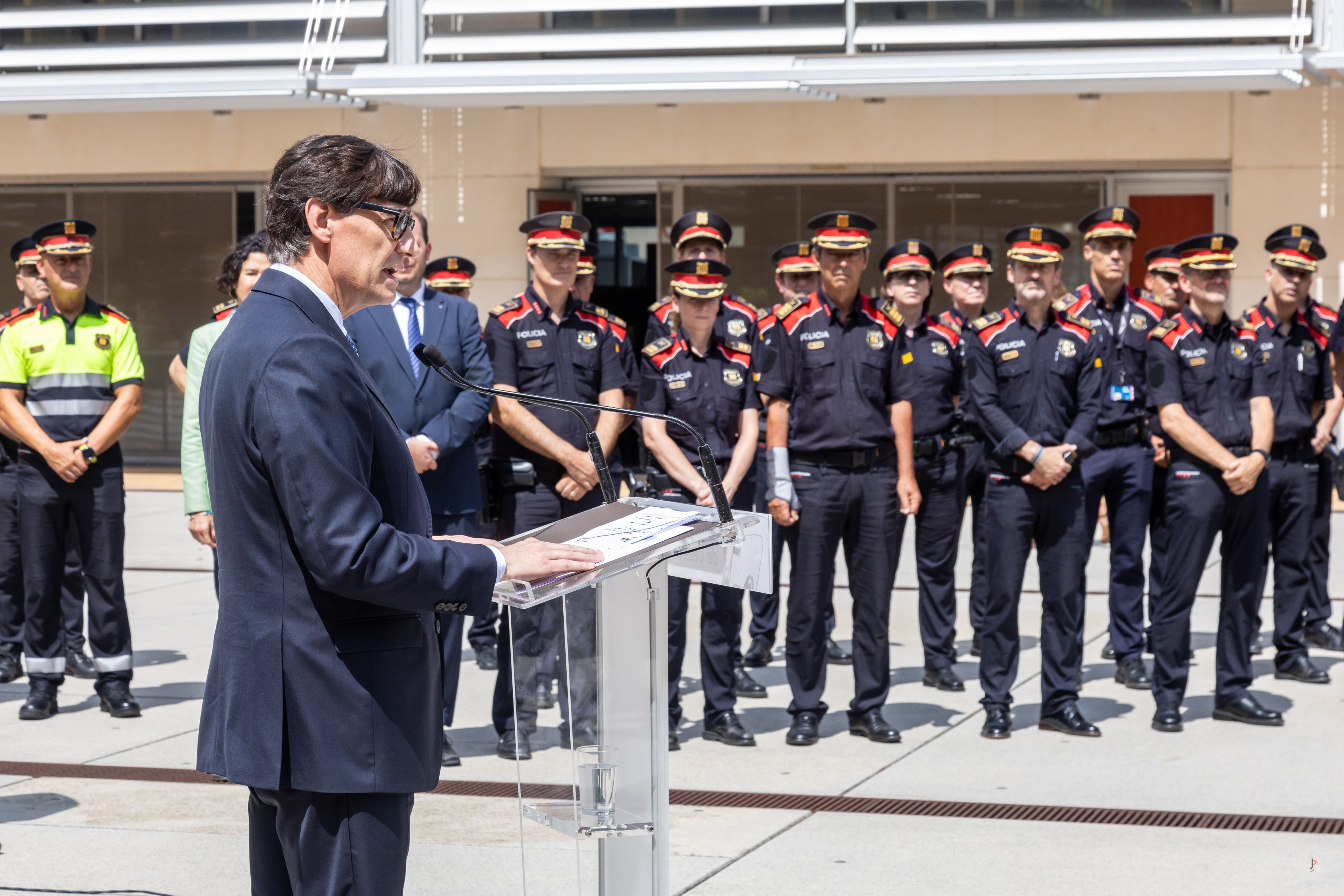 El president de la Generalitat, Salvador Illa, davant els comissaris dels Mossos aquest dimecres a Egara