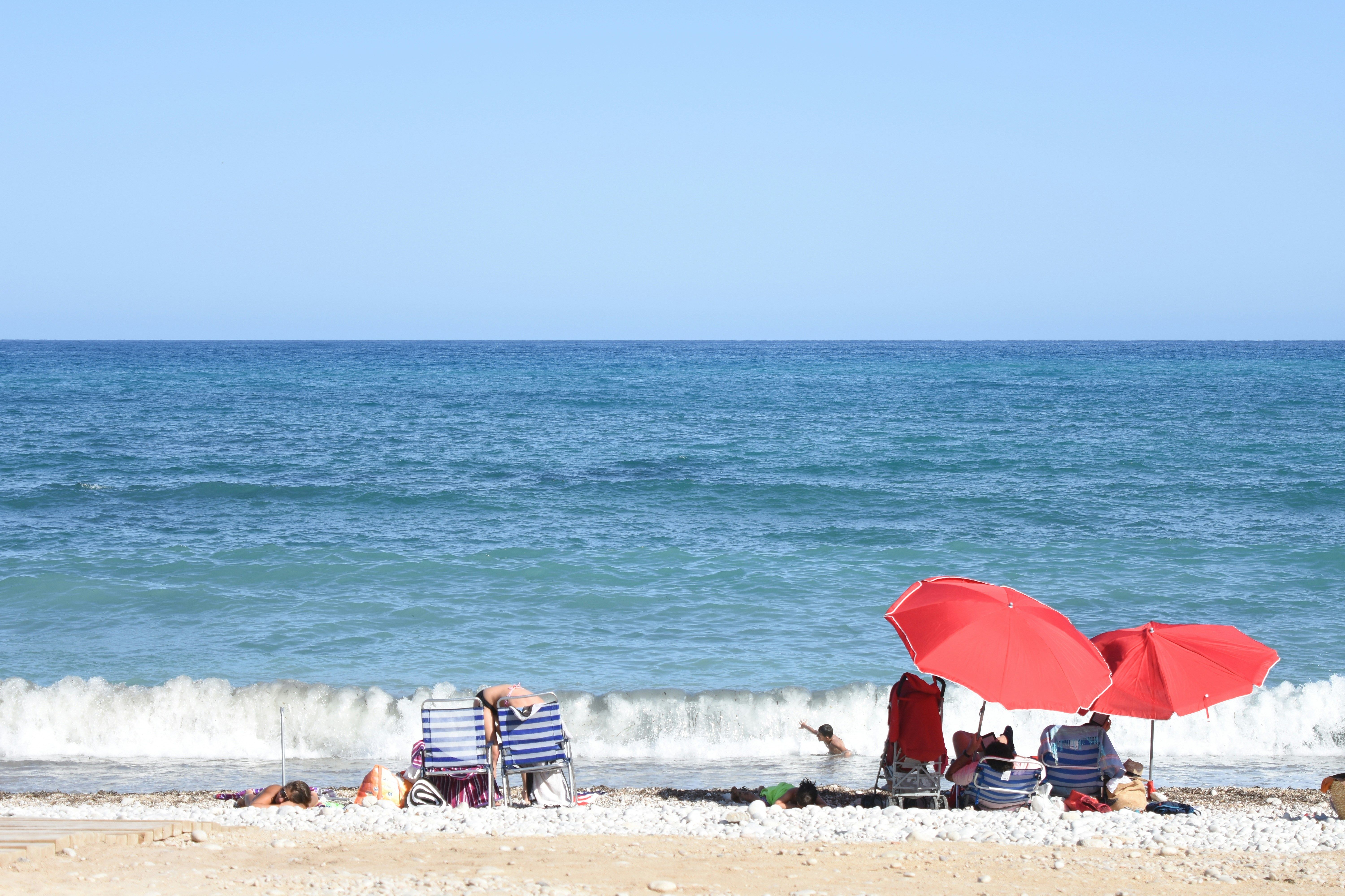 Banyistes prenent el sol a la platja