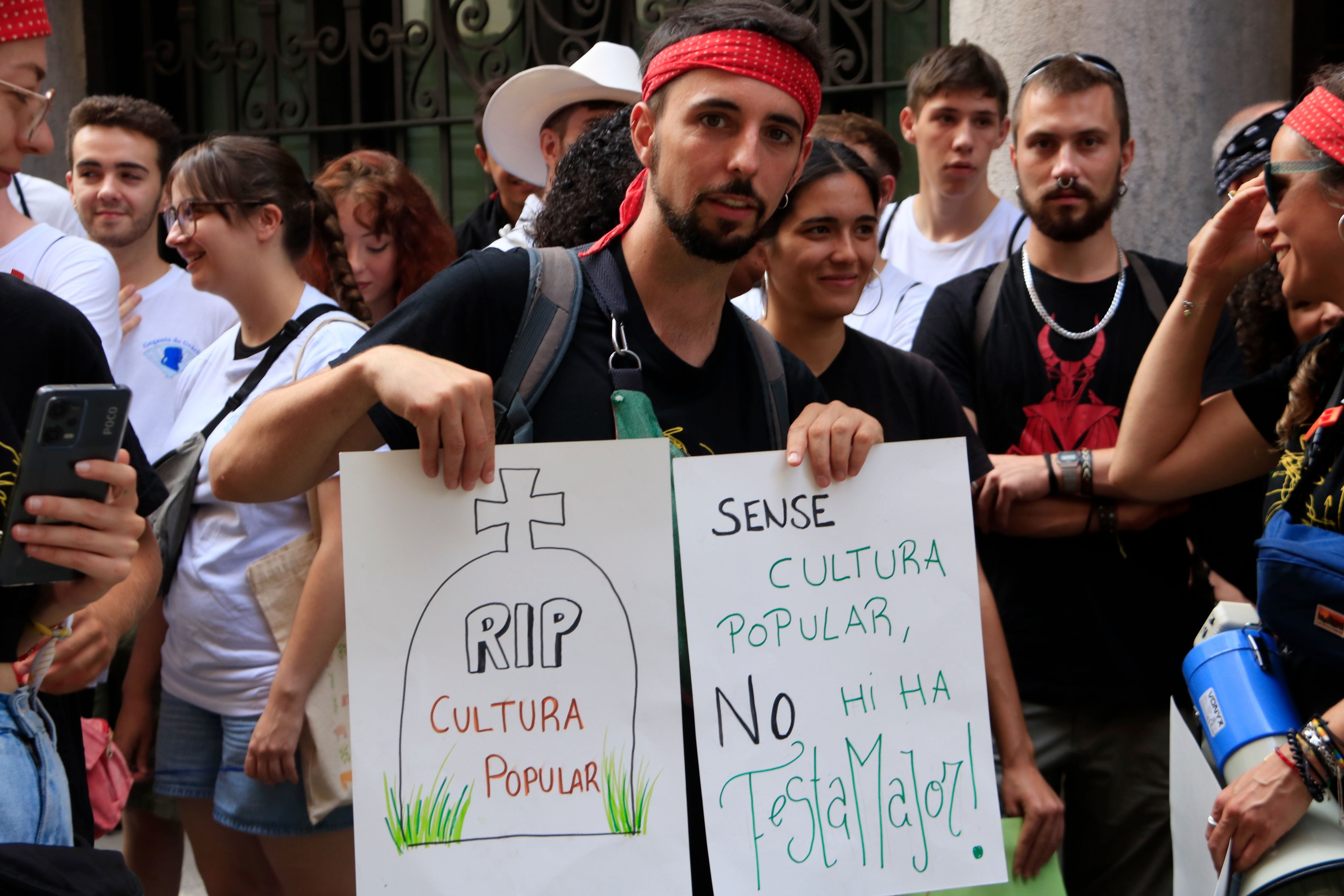 Protestes de les colles de Gràcia durant la Festa Major 2024