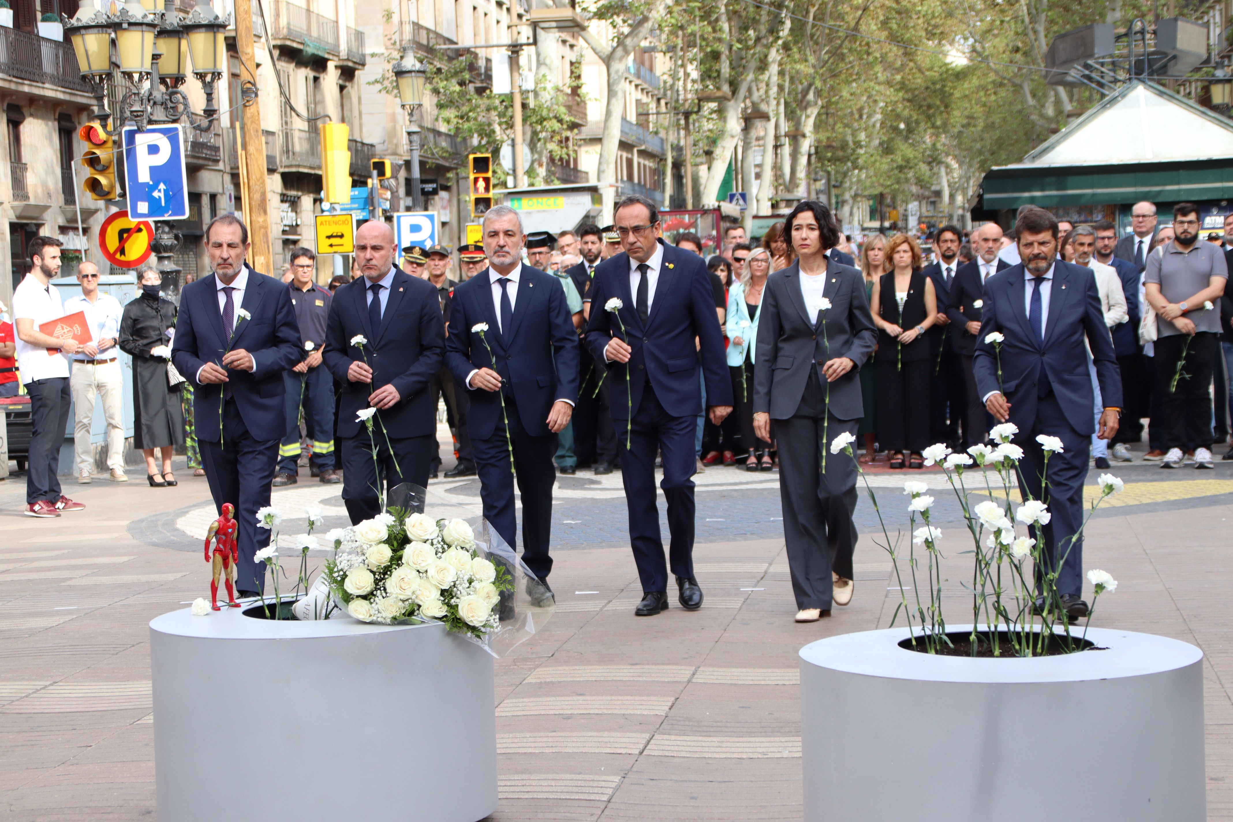 L'alcalde Jaume Collboni, el president del Parlament Josep Rull i la consellera d'Interior Nuria Parlon a l'homenatge de les víctimes del 17-A