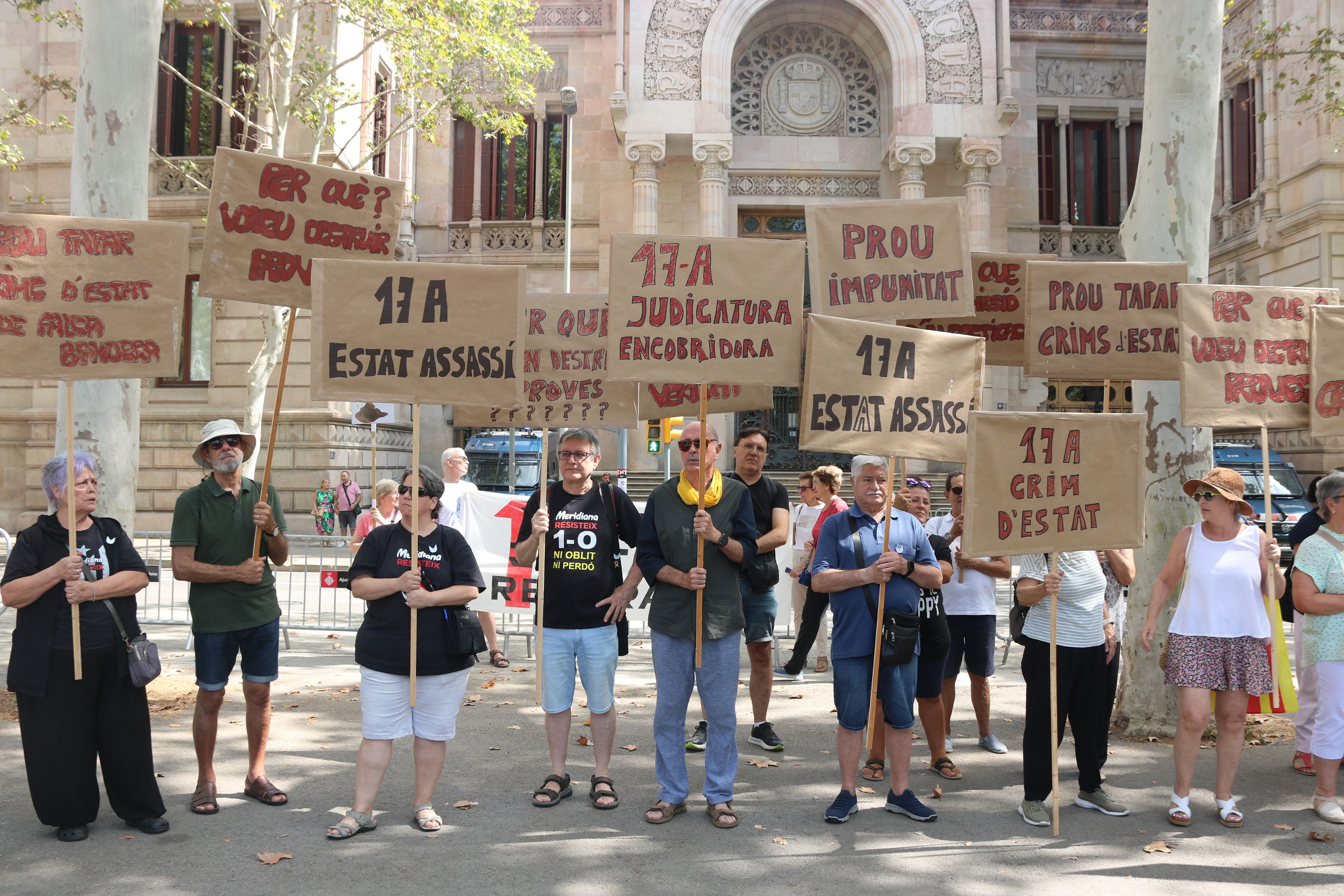 Diverses persones protesten davant l'Audiència de Barcelona contra els "impediments” de l’Estat al voltant del 17-A 